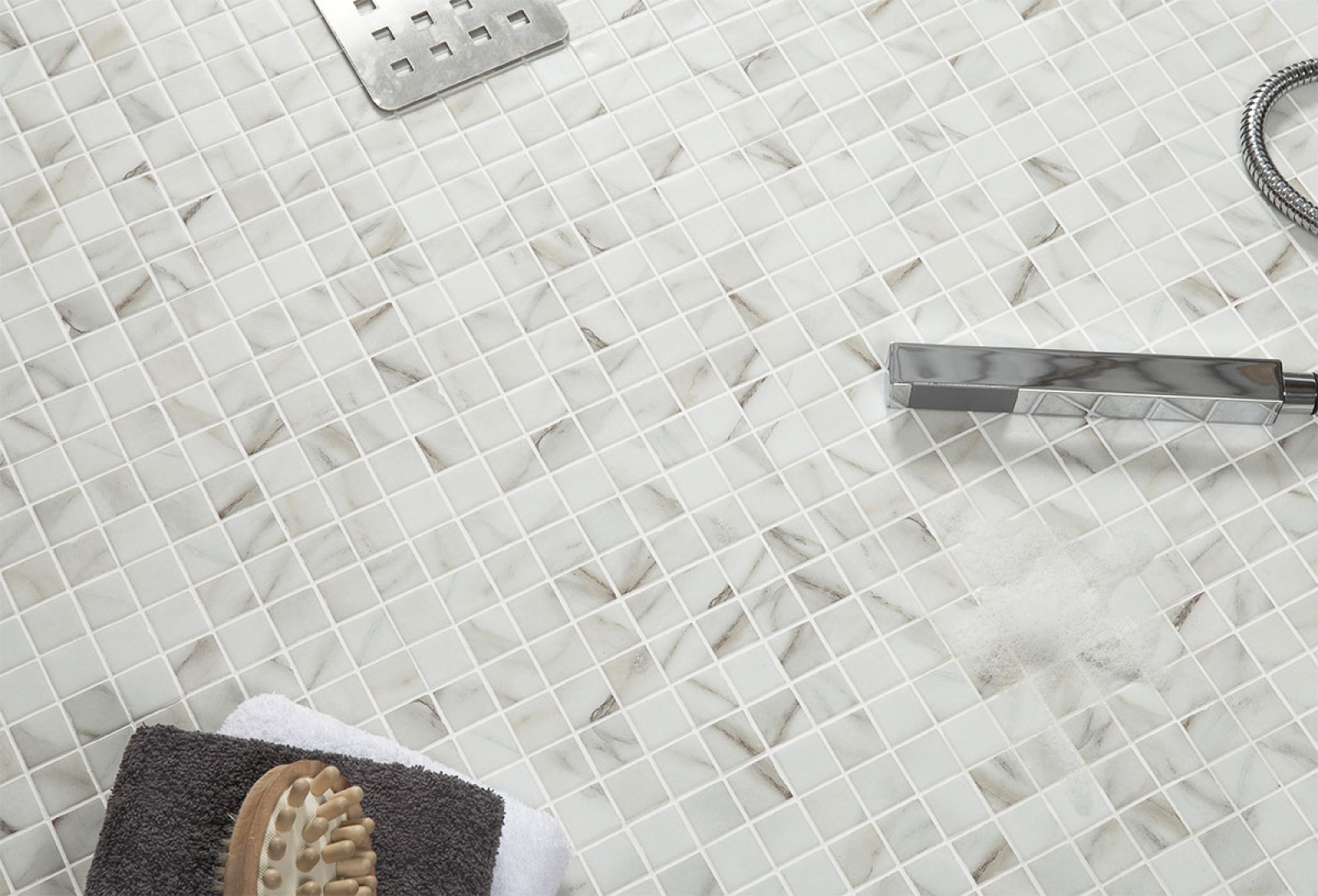 Mozaika w małej łazience jak optycznie powiększyć przestrzeń?